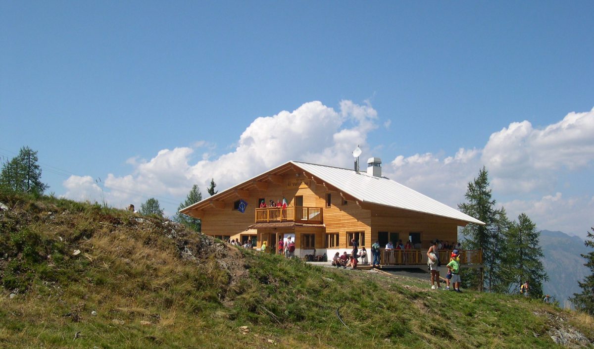 Rifugio Valtellina 1920 m  Malga Magnolta 1945 m