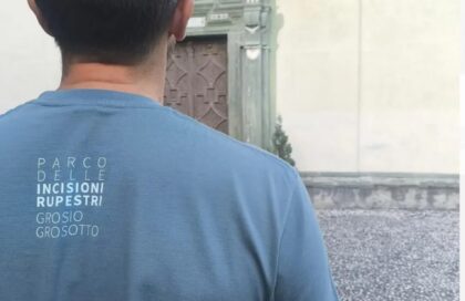 l patrimonio si fa stile: il Parco delle Incisioni Rupestri lancia la sua nuova t-shirt identitaria