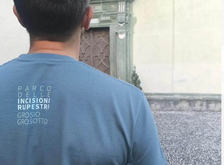 l patrimonio si fa stile: il Parco delle Incisioni Rupestri lancia la sua nuova t-shirt identitaria